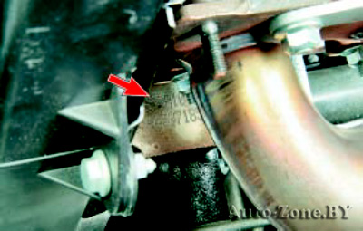 Модель и номер двигателя выбиты на приливе блока цилиндров над масляным фильтром возле левого патрубка выпускного коллектора