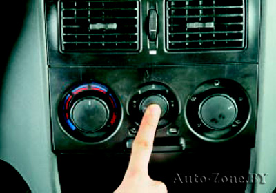 Для охлаждения воздуха, поступающего в салон автомобиля, нажмите на рукоятку переключателей режимов работы вентилятора воздухонагнетателя (если кондиционер установлен на автомобиле)