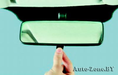 Для предотвращения ослепления светом фар движущегося сзади транспорта можно поворотом рычага изменить положение оптического элемента на его опоре