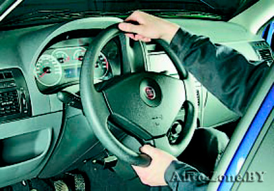 отрегулируйте положение рулевого колеса так, чтобы были хорошо видны все приборы в комбинации приборов, а руки на рулевом колесе находились в наиболее удобном положении