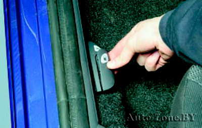 Для того чтобы открыть крышку люка топливного бака, потяните вверх рычаг привода замка крышки, расположенный слева от сиденья водителя на полу