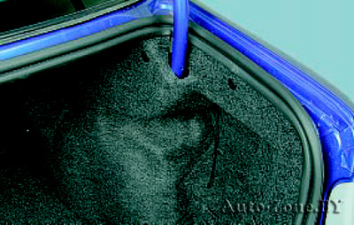 В багажном отсеке с правой стороны расположен дополнительный (аварийный) привод крышки люка, выполненный в виде троса