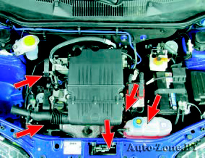 При осмотре двигателя обратите внимание на наличие охлаждающей жидкости в расширительном бачке, на целость резиновых шлангов, радиатора, термостата