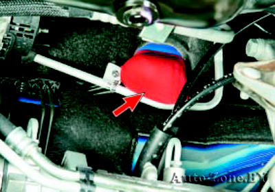 В отверстие в щите передка кузова в подкапотном пространстве установлен лепестковый клапан, соединенный с лотком, установленным под радиатором отопителя