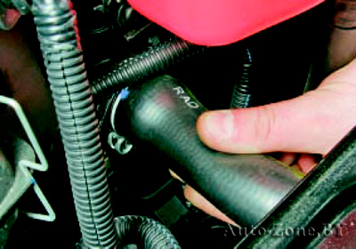 Для проверки термостата нужно на прогретом двигателе проверить на ощупь температуру верхнего шланга, соединяющего термостат с радиатором