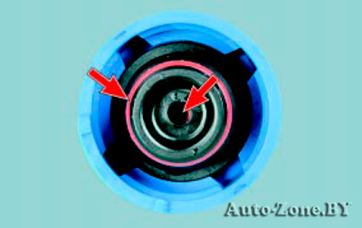 В пробке расширительного бачка установлены два клапана - впускной и выпускной (показаны стрелками)