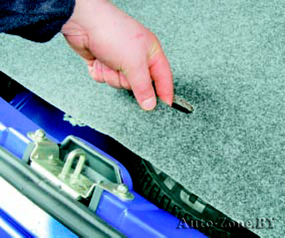 Откройте багажник (в нем находится все необходимое для замены колеса), приподнимите коврик над нишей для запасного колеса