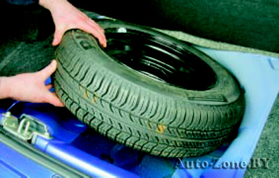 Выньте запасное колесо из багажника и положите его рядом с заменяемым колесом