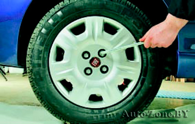 Проверьте затяжку болтов крепления колес и при необходимости затяните их моментом 90 Н-м