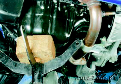 Для замены подушки правой опоры подвески силового агрегата установите под масляный картер двигателя надежную опору