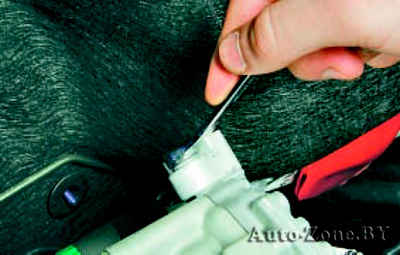 Выверните болт крепления наконечника отводящего шланга системы кондиционирования