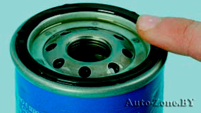 Если уплотнительное кольцо нового фильтра не обработано изготовителем консистентной смазкой или тальком