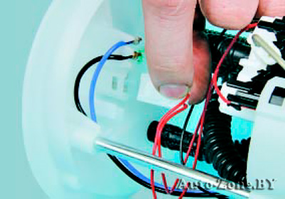 Сожмите фиксатор и отсоедините колодку жгута проводов датчика указателя уровня топлива