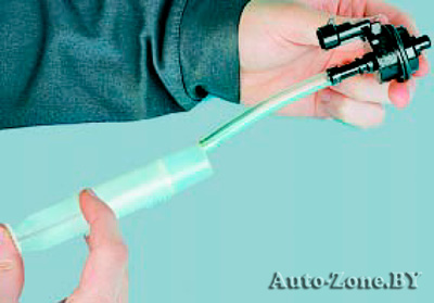 Для проверки клапана присоедините к подводящему штуцеру клапана медицинский шприц (его используют в качестве насоса)
