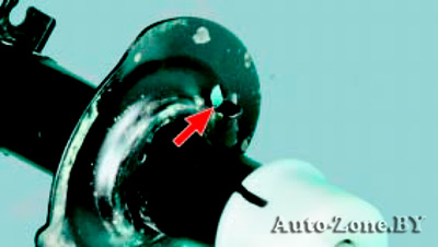 При установке пружины следите за тем, чтобы конец ее нижнего витка упирался в специальный выступ нижней чашки пружины