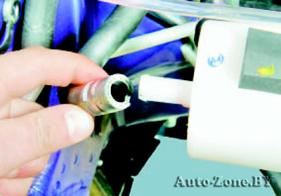 отсоедините от штуцера бачка шланг подачи жидкости в насос гидроусилителя рулевого управления