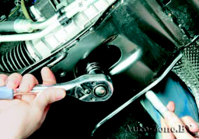 Выверните болты крепления рулевого механизма к поперечине передней подвески