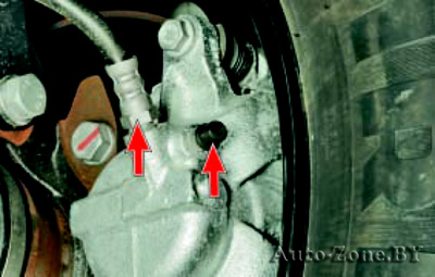 Осмотрите соединения шлангов с рабочими цилиндрами и клапаны для выпуска воздуха тормозных механизмов передних колес