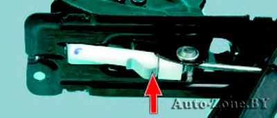 Обратите внимание на состояние пружинного фиксатора механизма регулировки привода стояночного тормоза