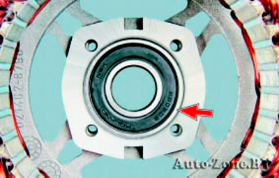 Запрессуйте оправкой подходящего диаметра новый подшипник в крышку, прикладывая усилие к наружному кольцу