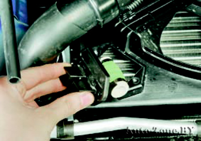 снимите дополнительное сопротивление электровентилятора системы охлаждения двигателя