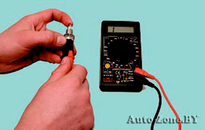 Для проверки выключателя подсоедините к его выводам тестер в режиме омметра