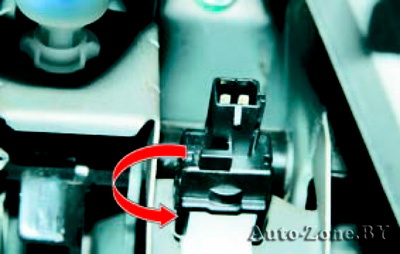 Поверните выключатель по часовой стрелке до совпадения фиксаторов с прорезями в кронштейне и извлеките его из кронштейна