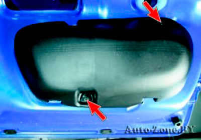 Выверните два винта крепления облицовки заднего фонаря к внутренней панели багажника