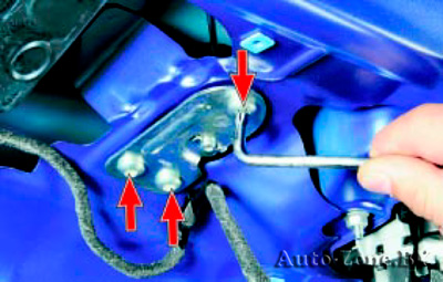 Выверните три болта крепления выключателя замка багажника к внутренней панели крышки багажника