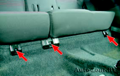 В этих местах подушка заднего сиденья крепится к основанию кузова