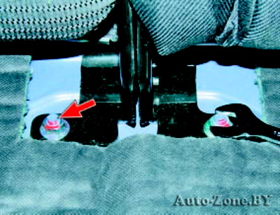 Отверните гайки крепления центральной опоры спинки заднего сиденья к основанию кузова