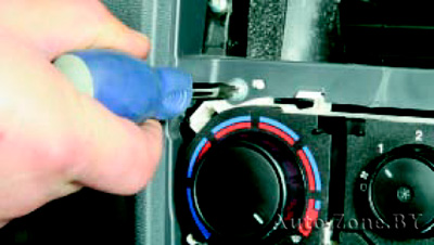 Выверните четыре винта крепления блока управления системой отопления (кондиционирования) и вентиляции к кронштейну панели приборов и отведите блок от панели