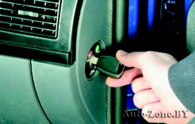 Отключите электропитание модуля подушки безопасности, вставив ключ выключателя (замка) зажигания в личинку выключателя подушки безопасности переднего пассажира и повернув ключ в положение «OFF»