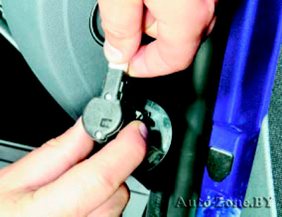 Нажмите на фиксатор колодки жгута проводов выключателя подушки безопасности переднего пассажира