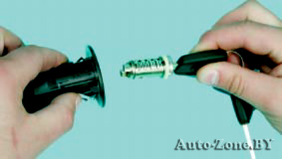 Вставьте в личинку цилиндра ключ выключателя (замка) зажигания и извлеките цилиндр из выключателя