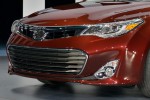 Новая 2013 Toyota Avalon Sedan вид сбоку слева, передняя часть автомобиля